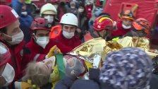 بالفيديو/ المعجزات تحصل في تركيا.. إنقاذ طفلة بعمر الـ3 سنوات من تحت الأنقاض بعد 65 ساعة من الزلزال المدمر!