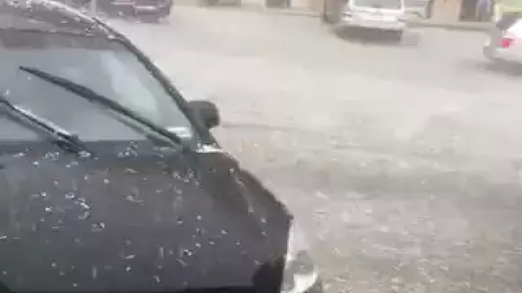 بالفيديو/ تساقط زخّات بَرَد قويّة في مدينة شتورا