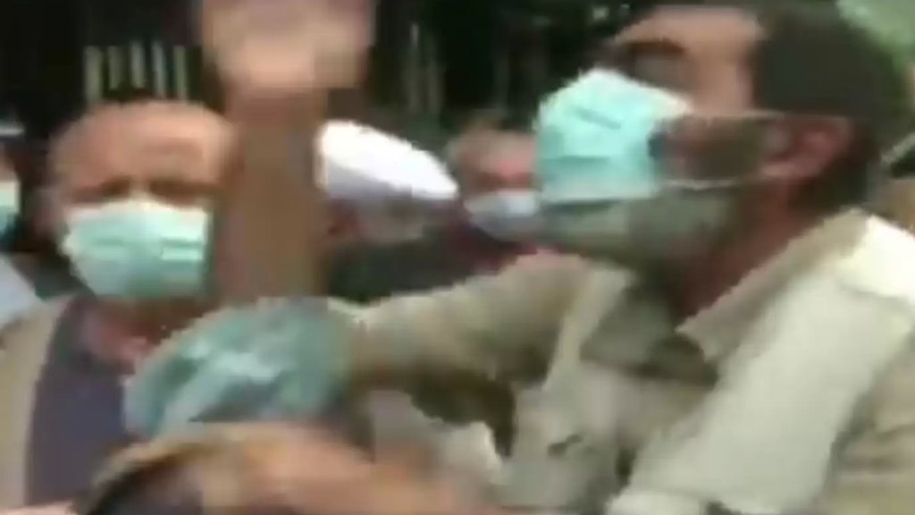 بالفيديو/ أب يطلق صرخة موجعة أمام مصرف لبنان: "ابني عم يتخصص برا وهياه مشلوح بالمستشفى وما عم بقدر حولوا مصاري...وصلولو لهالكبير لجوا خليه يعطينا القانون"