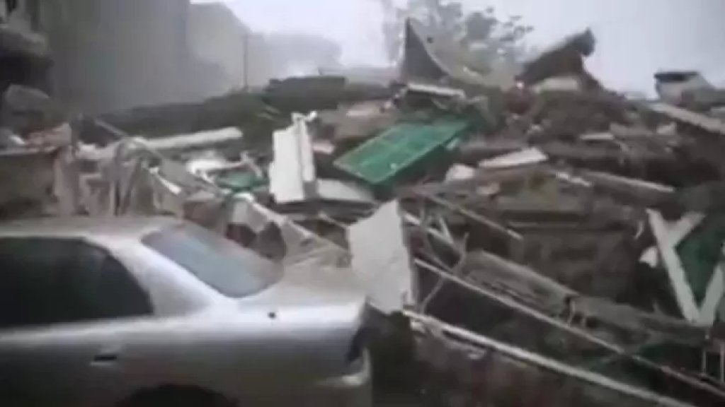 بالفيديو/ سقوط مبنى في المدوّر جرّاء العاصفة والأمطار الغزيرة... كان آيلاً للسقوط وخال من السّكان