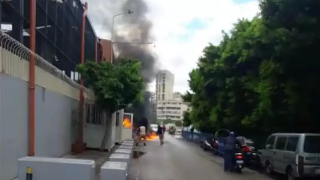 بالفيديو/ مواطن يحرق نفسه في منطقة بئر حسن