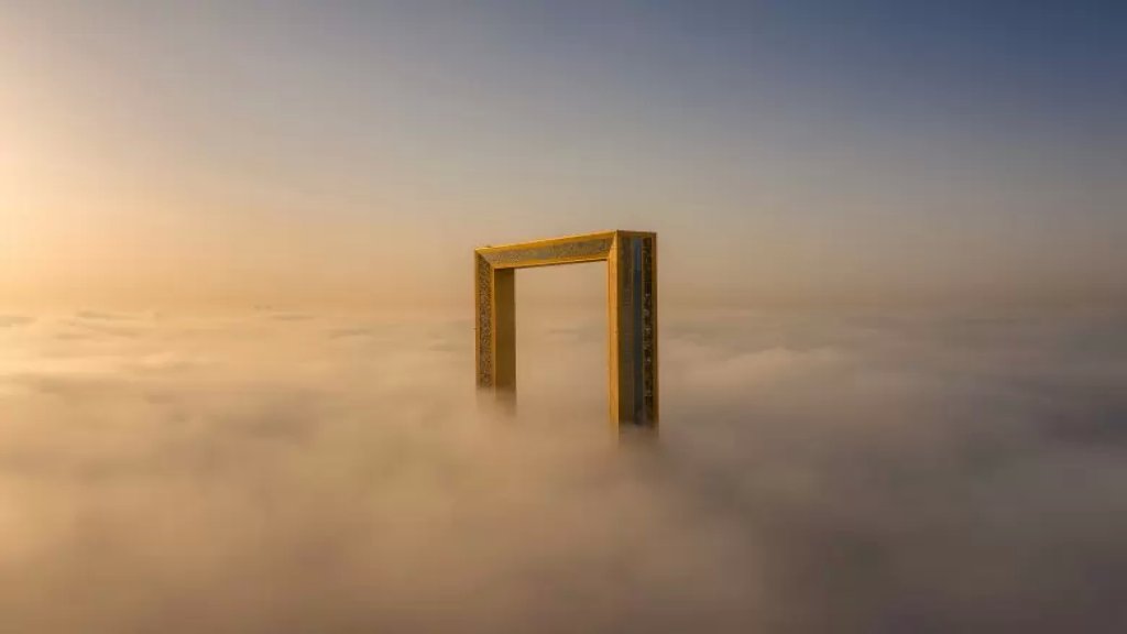 اللبناني بشير مكرزل يفوز بجائزة عالمية بعد صورة جوية ساحرة لبرواز دبي فوق بحر من الضباب
