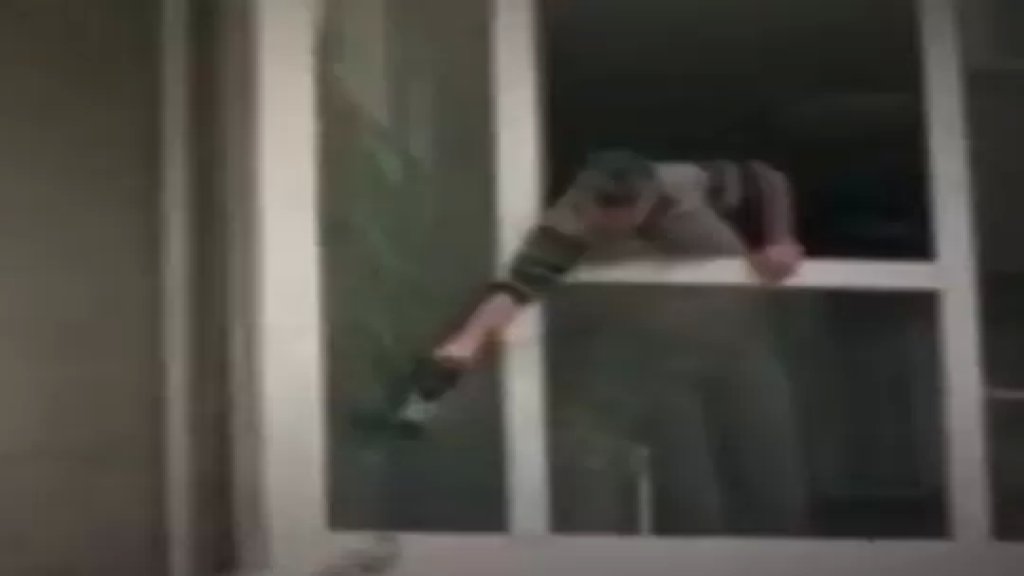 بالفيديو/ الرحمة في مشهد...شخص قام بإستخدام مجفف الشعر لتدفئة طائر حمام وقف مرتجفاً من البرد على نافذة منزله في إسطنبول