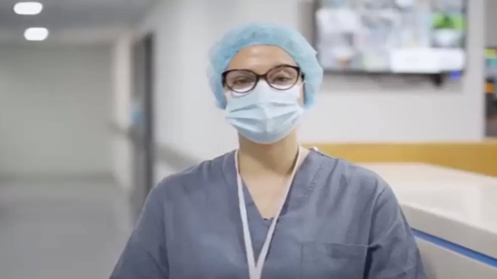 بالفيديو/ رين ممرضة في مستشفى الحريري تروي تجربتها مع فيروس كورونا: "حسيت ممكن موت وما ودع حدا، ممكن ولادي ما يقدروا يودعوني..ما تنطروا تتوصلوا لهاللحظة تتصدقوا انو في كورونا"