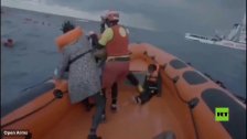 بالفيديو/ مآسي الهجرة غير الشرعية.. امرأة تبكي وفاة رضيعها بعد غرق قارب كان يقلهما قبالة سواحل لامبيدوزا: &quot;لقد فقدت طفلي، لن أراه مرة أخرى&quot;