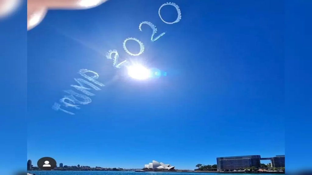 بالصور والفيديو/ مؤيد غامض يكتب اسم ترامب فوق سماء سيدني في أستراليا بطائرته!