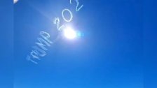 بالصور والفيديو/ مؤيد غامض يكتب اسم ترامب فوق سماء سيدني في أستراليا بطائرته!