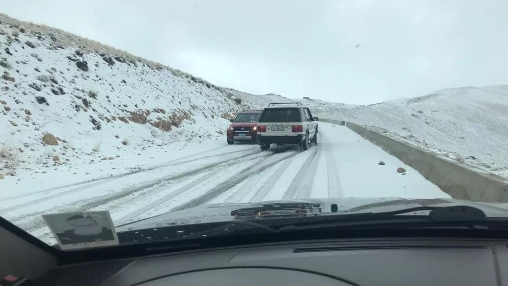 طريق عيناتا الأرز مقطوعة بالثلوج