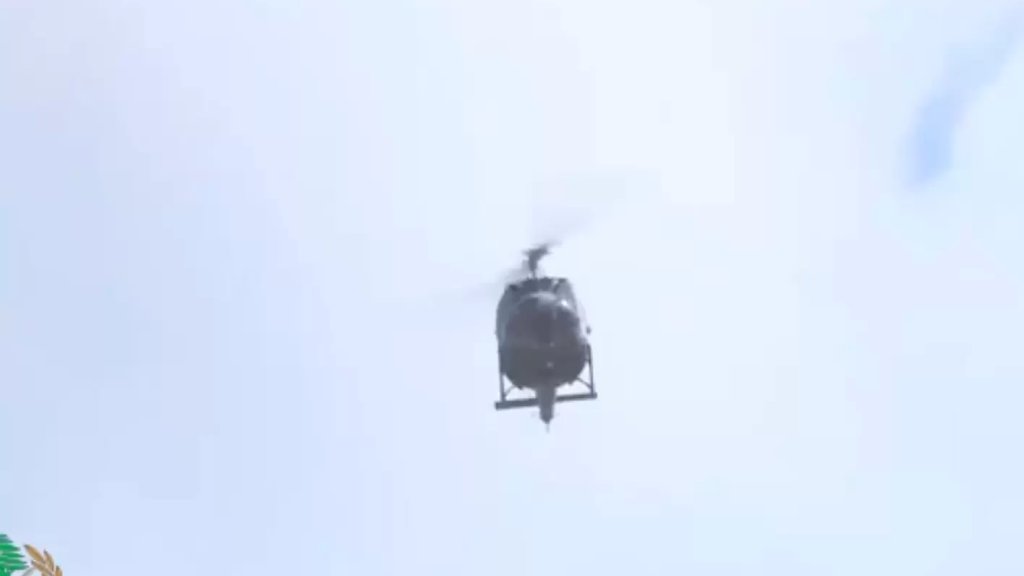 بالفيديو/ الجيش اللبناني يدعو المواطنين الى التقيّد باجراءات التعبئة العامة والالتزام  بالحجر المنزلي عبر مناشير القتها المروحيات فوق المناطق اللبنانية