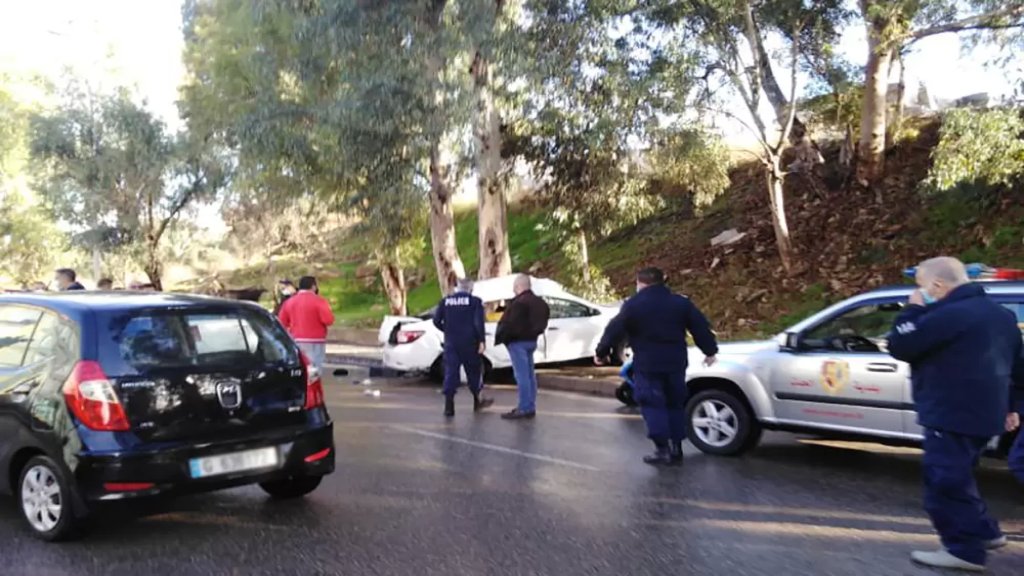 بالصورة/ 5 قتلى حصيلة حادث اصطدام السيارة بشجرة على طريق عام الحدت قرب المجلس الدستوري