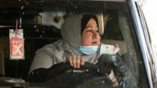 حملت لقب &quot;المختارة&quot; وأصبحت أول سائقة سيارة أجرة مخصصة للنساء في غزة...تدير مكتبها &quot;أونلاين&quot;
