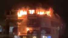 بالفيديو.. إندلاع حريق في الطابق الاخير من مبنى في زقاق البلاط