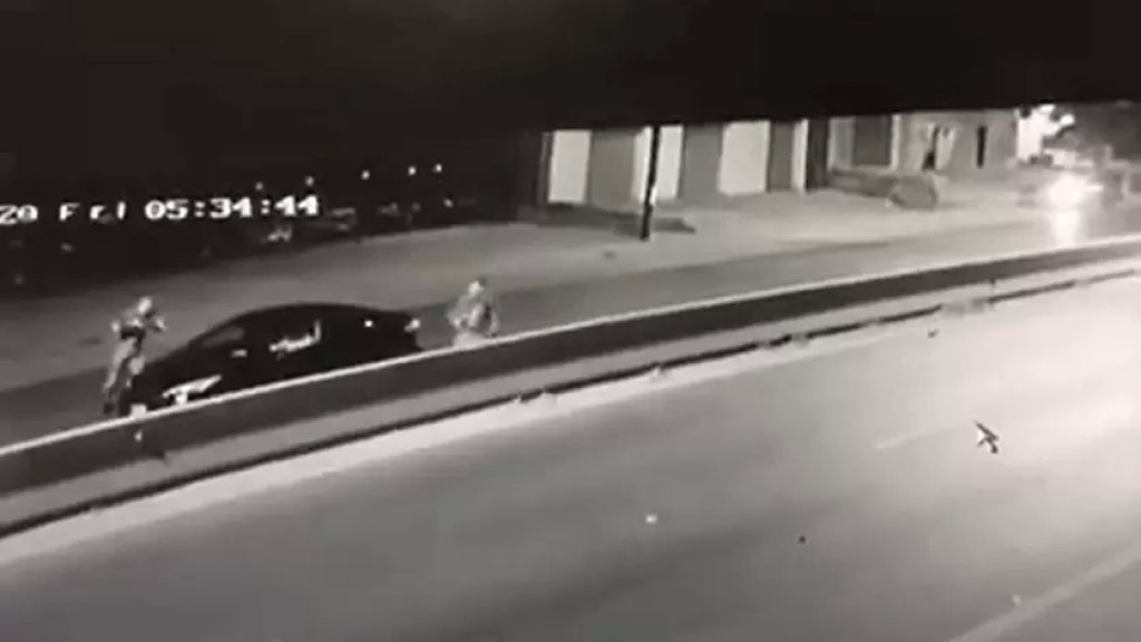 بالفيديو/ لحظة توقيف أحد أفراد عصابة تُهرّب السيارات المسروقة إلى الخارج بعد مطاردة على طريق الفرزل