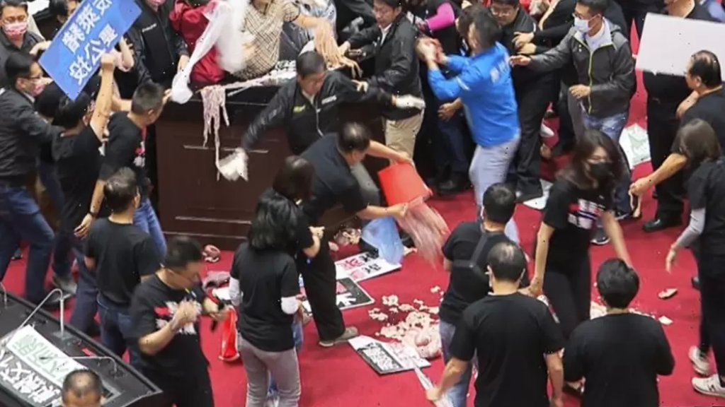 بالفيديو/ شجار بين نواب في البرلمان التايواني تطور إلى عراك وتراشق بأحشاء الخنازير!