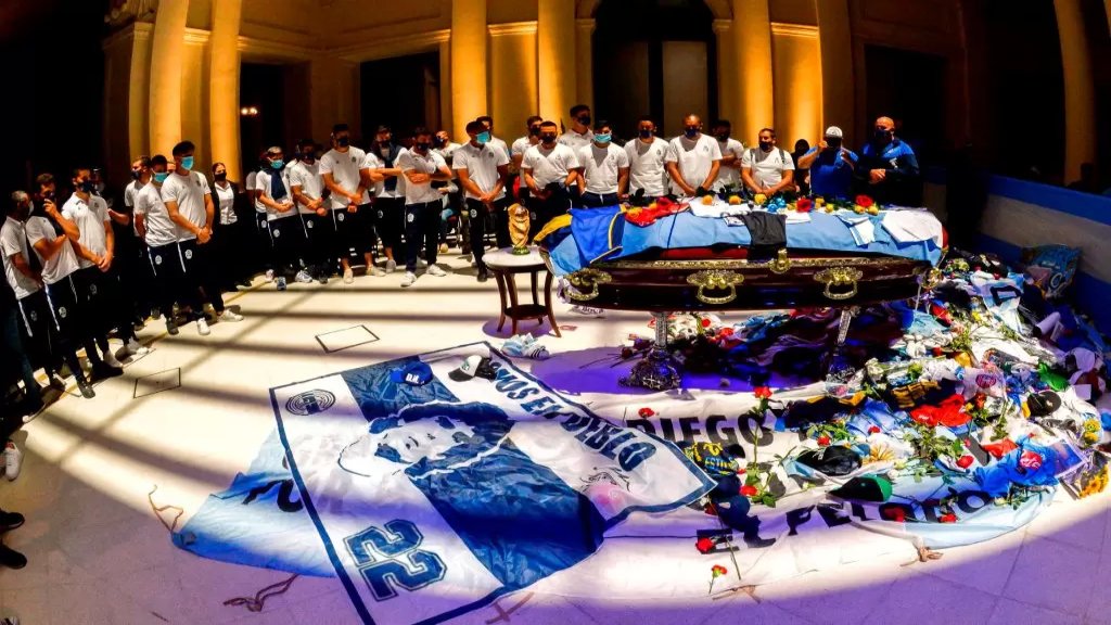 صورة مع جثة مارادونا تتسبب بطرد 3 عمال في دار للجنازات...انتهاك لحرمة الميت وتهديدات بالقتل!