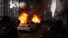 بالفيديو والصور/ باريس تشتعل.. احتجاجات وأعمال عنف وإضرام نار وسط باريس تنديدا بقانون &quot;الأمن الشامل&quot;