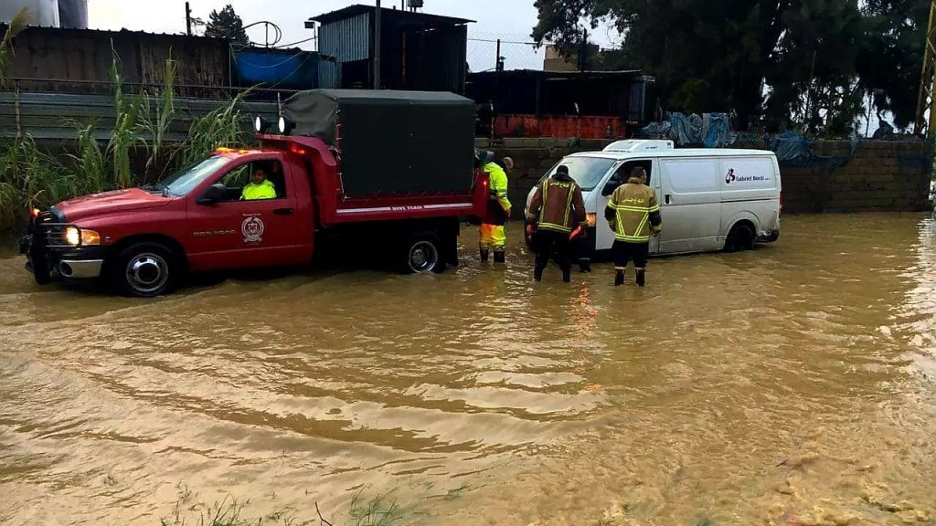 إنقاذ مواطنين علقوا داخل سيارتهم على الطريق البحرية في زوق مكايل بسبب غزارة الامطار وعدم تنظيف وصيانة المجاري