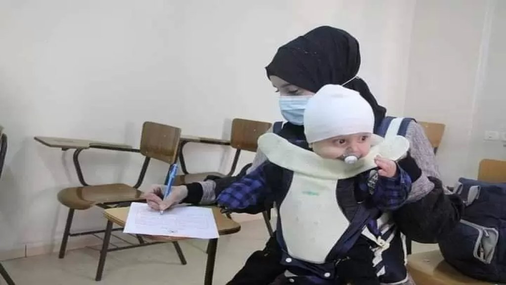 صور متداولة لأم فلسطينية تجري امتحاناً في جامعة في فلسطين وصغيرها بين أحضانها