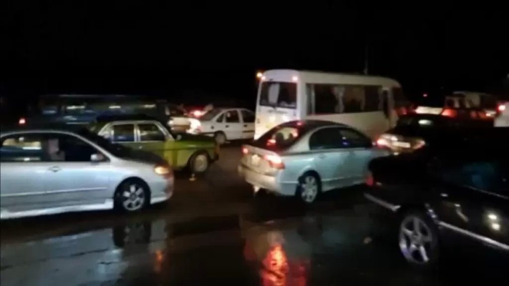 محتجزون داخل سياراتهم منذ أكثر من 4 ساعات.. مواطنون في طرابلس ناشدوا فهمي التدخل لتنظيم السير