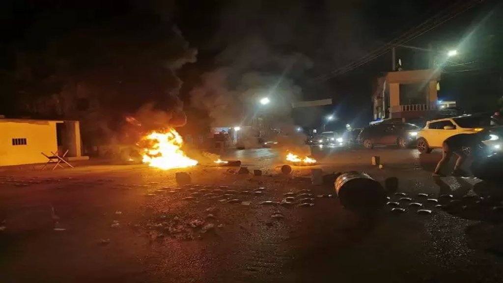 بالصور/ شبان قطعوا الطريق بالإطارات المشتعلة أمام السرايا الحكومية في الهرمل احتجاجا على رفع الدعم
