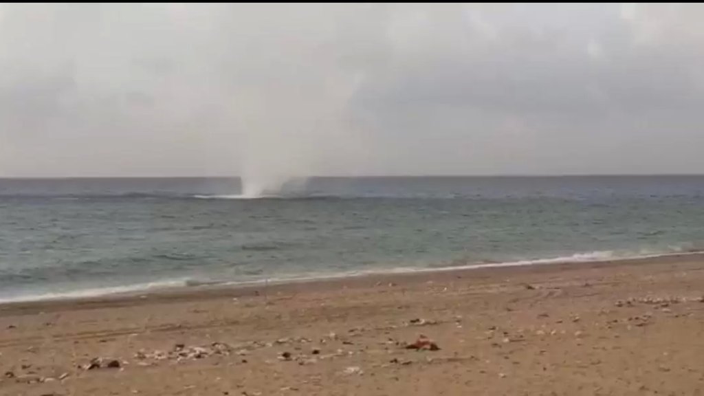 بالفيديو/  في ظاهرة تنبئ بقدوم عاصفة... ظهور شاروق بحري هوائي كبير قبالة الرميلة - صيدا، وصل الى الشاطئ