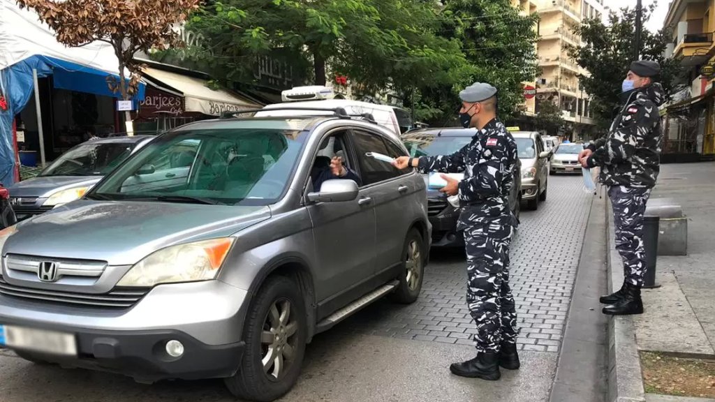 الأمن الداخلي: بناءً لتوجيهات وزير الداخلية... قوى الأمن توزع كمامات على المواطنين في المناطق اللبنانية كافةً 