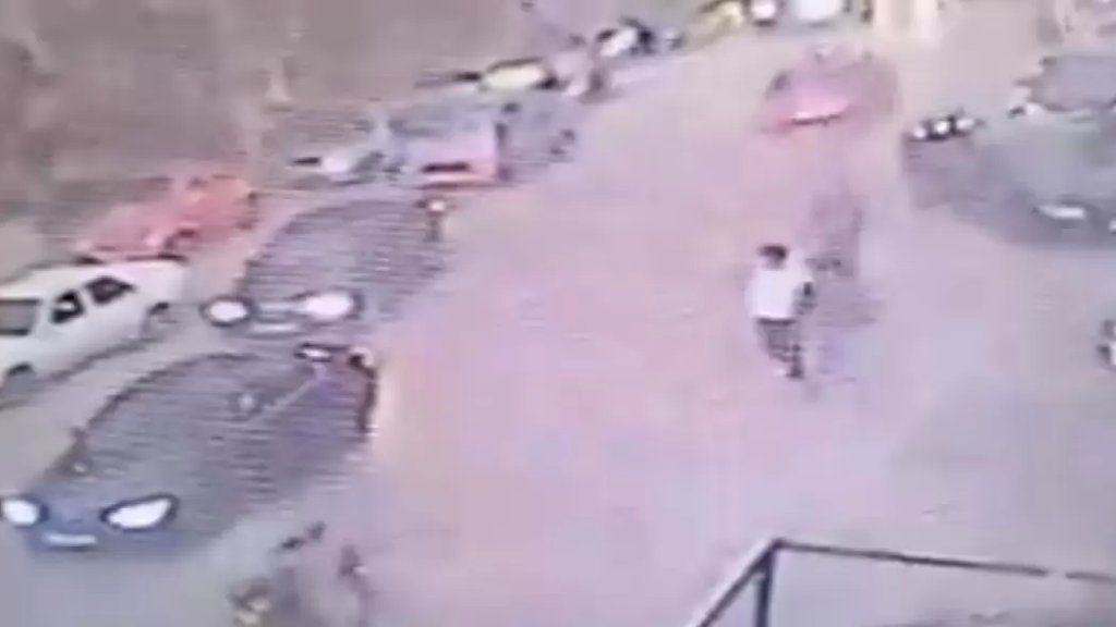 فيديو قاسٍ من بلدة الزرارية مساء اليوم.. سيارة تصدم امرأة تحمل طفلاً أثناء عبورها الشارع ونجاتهما بأعجوبة