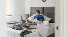 خبراء يؤكدون: العمل من السرير قد يكون مفيداً للصحة العقلية!
