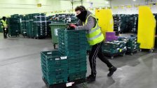 السلطات البريطانية تدعو المتاجر الكبرى لتخزين المواد الغذائية وسط احتمالات خروج بريطانيا من الاتحاد الأوروبي
