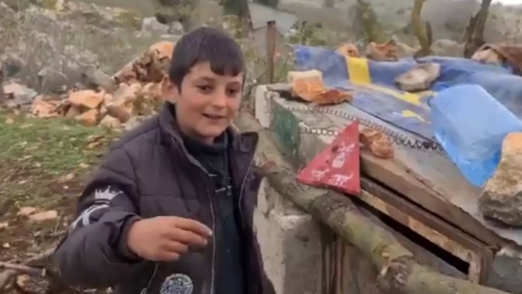 بالفيديو/ الفتى حسين شرتوني ابن بلدة ميس الجبل الذي شغل بال جيش الإحتلال &quot;الإسرائيلي&quot; بدجاجته الهاربة نحو السياج حيث أطلق الجنود فوق رأسه النار: &quot;بدي دجاجتي، أخدولي ياها&quot;