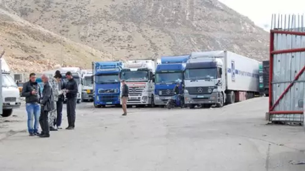 60 سائقاً لبنانياً عالقون عند الحدود اللبنانية السورية الشمالية في ظل ظروف مناخية صعبة ونقص في الغذاء والأدوية
