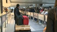 بالفيديو/ وصول الطائرة الاولى من لندن الى لبنان بعد اتخاذ اجراءات عقب ظهور سلالة جديدة لفيروس كورونا