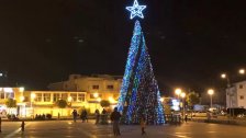 بلدية صور أضاءت شجرة الميلاد في ساحة القسم