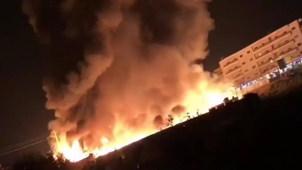 بالفيديو/ أصوات الإنفجارات التي تسمع في منطقة المنيه ناتجة عن انفجار قوارير الغاز في المخيم الذي أشعلت فيه النيران