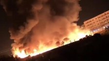 بالفيديو/ أصوات الإنفجارات التي تسمع في منطقة المنيه ناتجة عن انفجار قوارير الغاز في المخيم الذي أشعلت فيه النيران