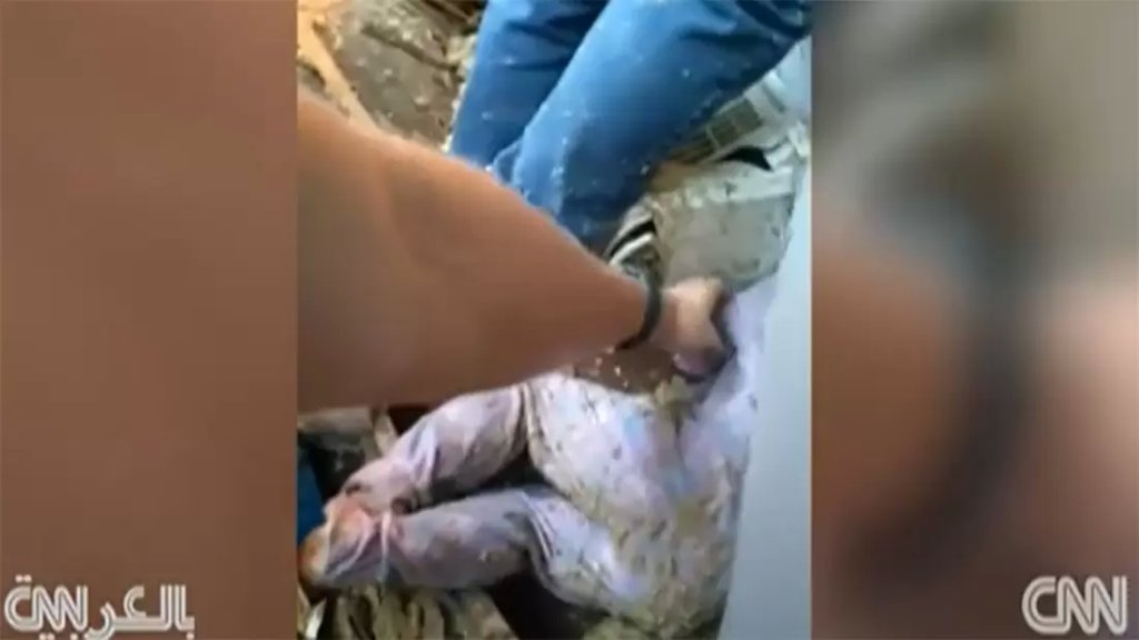 بالفيديو/ لحظة إنقاذ طفلة من تحت الأنقاض بعد انفجار منزل العائلة في ولاية إنديانا الأمريكية