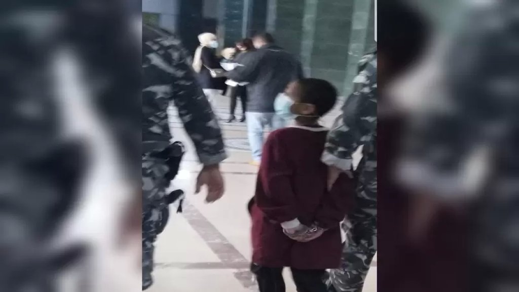 المحامي جاد طعمة ينشر صورة لطفل بعمر الـ11 سنة داخل قصر عدل بيروت مكبل اليدين إلى جانب عناصر الأمن