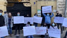 إعتصام طالبي أمام الجامعة الأميركية في بيروت إحتجاجاً على تسعير الأقساط بالدولار بدلاً من الليرة اللبنانية