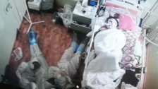 في مشهد إنساني... ثلاثة أطباء ينامون على الأرض للبقاء بجانب مصاب بـ كورونا في روسيا بعدما ازدادت خطورة حالته