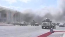 بالفيديو/ لحظة حصول الانفجار في مطار عدن بالتزامن مع وصول الحكومة اليمنية الجديدة إليه