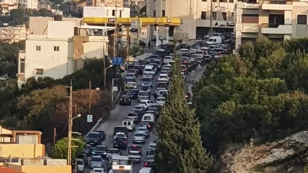 بالصور/ زحمة سير على طريق مستشفى سيدة المعونات في جبيل بسبب توجه المواطنين لإجراء فحوص كورونا!