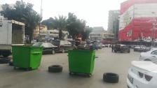 محتجون يقطعون الطرقات المؤدية إلى ساحة عبد الحميد كرامي في طرابلس بمستوعبات النفايات وبعض السيارات والإطارات احتجاجاً على توقيف أحد الناشطين 