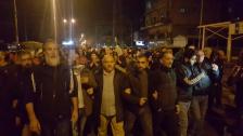 بالصورة/ محتجّون في طرابلس يرفضون قرار منع التجوّل وينظمّون مسيرة في شوارع المدينة احتجاجاً على الأوضاع المعيشية 