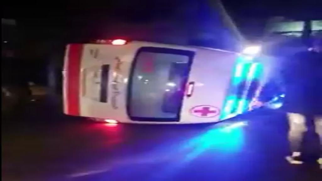 بالفيديو/ إنقلاب سيارة إسعاف تابعة للصليب الأحمر اللبناني على طريق المطار 