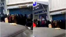 بالفيديو/ زحمة خانقة أمام السوبرماركت قبل الإقفال التام.. الناس بالطوابير!