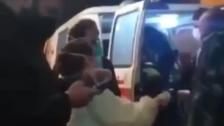 فيديو متداول لممرضة من أمام طوارئ إحدى المستشفيات: &quot;بالعربي المشبرح المريض شلتو عن مكنة تنفس كرمال حطها على مريض أصغر منو..ما عندي مكنة تنفس&quot;