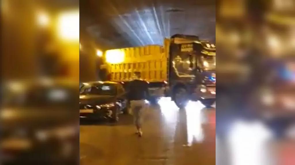 بالفيديو/ حادث سير مروع.. شاحنة تجتاح عدداً من السيارات داخل نفق المطار بعد انزلاقها 