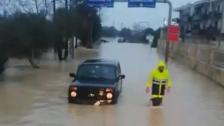 إنقاذ مواطنين احتجزوا داخل سياراتهم بين بشمزين وكفرحزير بسبب السيول