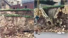 بالفيديو/ لحظة انهيار حائط بالكامل في ذوق مصبح جراء العاصفة!