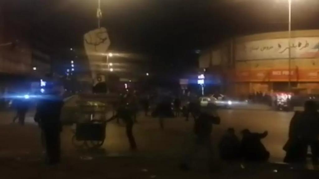 بالفيديو/ محتجون رشقوا سرايا طرابلس بالحجارة والقوى الامنية تدخلت لإبعادهم